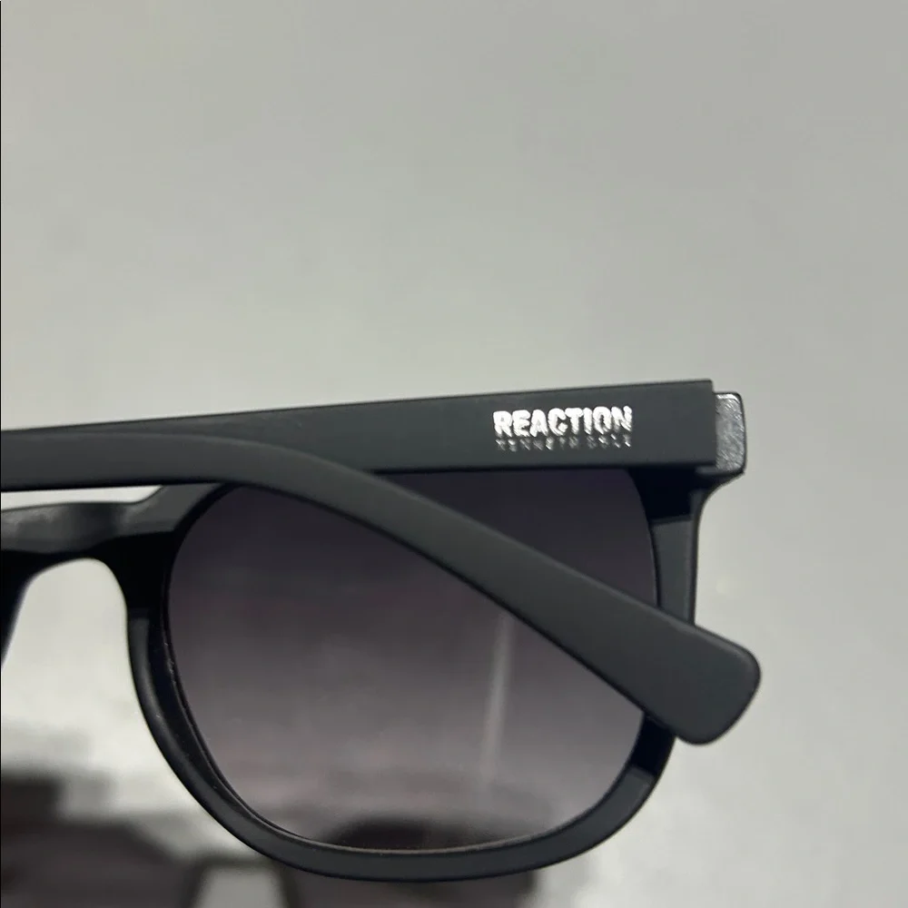 (NEW) Kenneth Cole Reaction Black Sunglasses